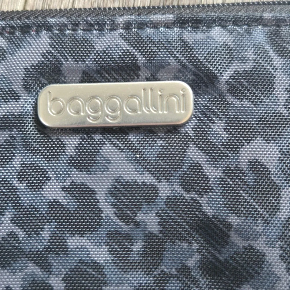 Baggallini RFID Wristlet Leopard Print Grey Black Nylon Pouch GWP193B0857 NWT